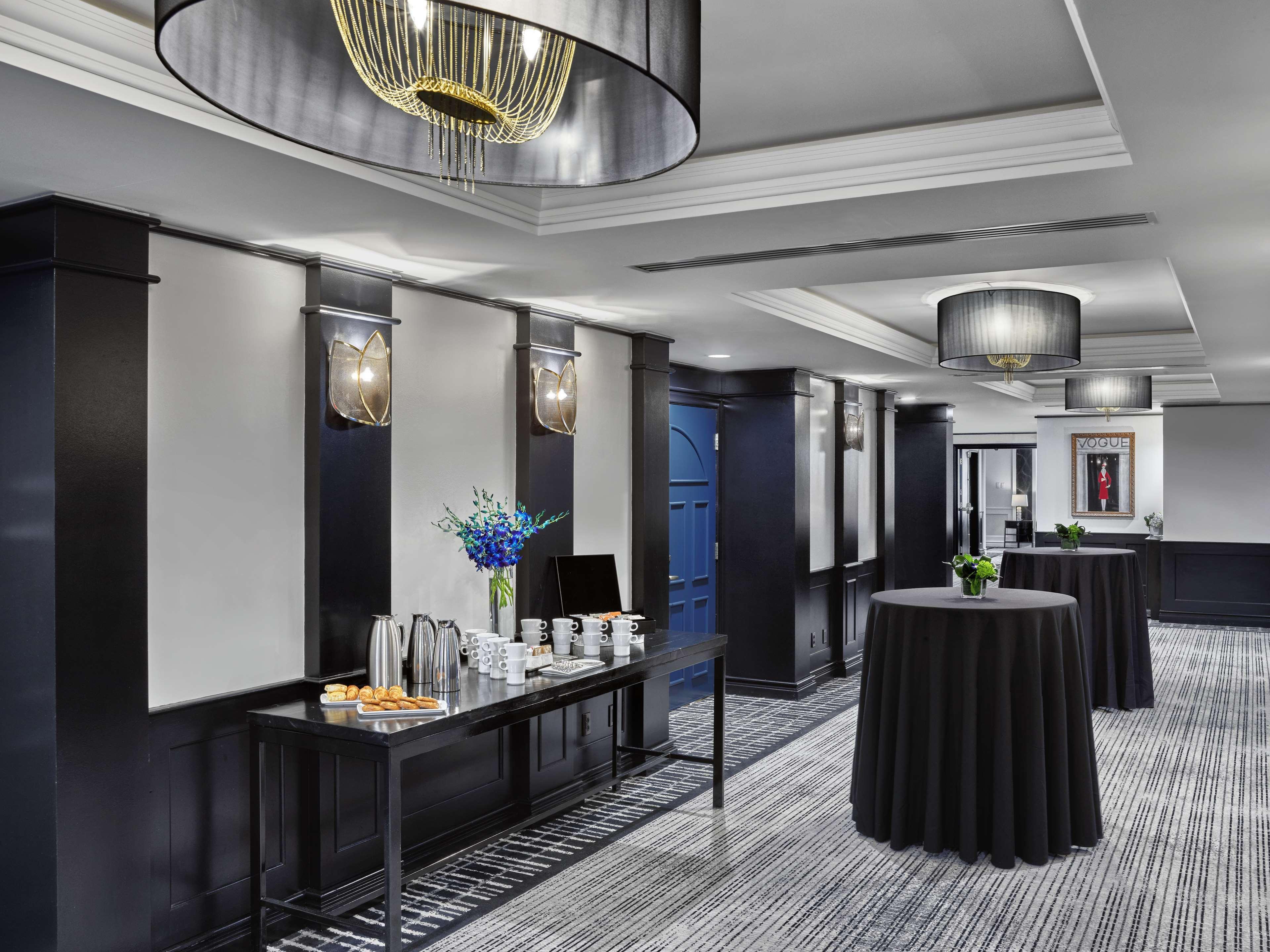 Vogue Hotel Montreal Downtown, Curio Collection By Hilton Exterior photo